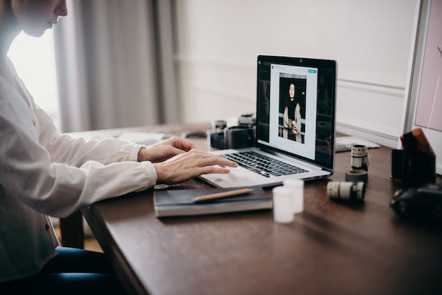 Avantages et inconvénients de passer par un freelance pour son site web
